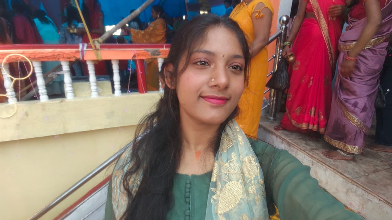 Alisha Bharti - no makeup